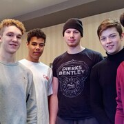 Les six hockeyeurs québécois posent.