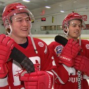 Charles Martin et Jakob Breault en entrevue sur la patinoire. 