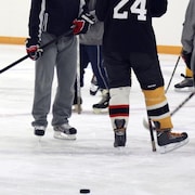 De jeunes joueurs de hockey sur la glace.