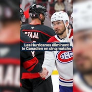 Nick Suzuki serre la main de ses adversaires.
