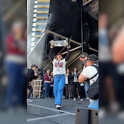 Marie-Philip Poulin pr&eacute;sente la coupe au public.