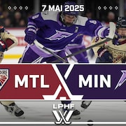 Les joueuses du Frost et de la Victoire se disputent la rondelle.