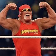 Il contracte ses biceps pour la foule.