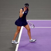Une joueuse de tennis serre le poing après avoir remporté un match.