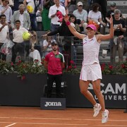 La joueuse de tennis saute les bras dans les airs