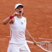 Une joueuse de tennis serre le poing après une victoire.