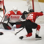 La gardienne japonaise Miyuu Masuhara effectue un arrêt devant la Canadienne Daryl Watts.