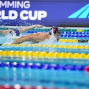 Ilya Kharun nage en style papillon lors de la finale.