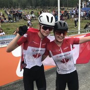 Les deux femmes tiennent un drapeau du Canada.