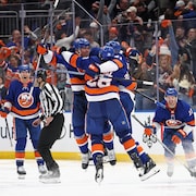 Les joueurs des Islanders de New York célèbrent un but.