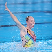 Une nageuse artistique dans une piscine.