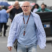 Un homme marche dans les paddocks du circuit Gilles-Villeneuve