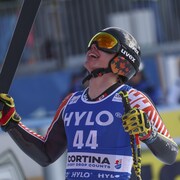 Un skieur célèbre après sa performance.