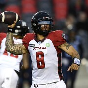 Jeremiah Masoli sur le point de décocher une passe.