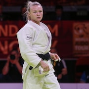 Une judoka canadienne de face pendant un combat, les cheveux tirés en arrière.