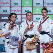 Les quatre judokas présentent leur médaille sur le podium. 