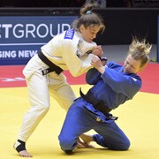 Jessica Klimkait tente de renverser Timna Nelson Levy sur le tatami.