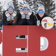 Quatre patineuses de vitesse de la Colombie-Britannique ont grimpé sur un signe géant de Red Deer. 