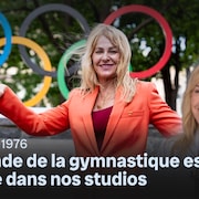 Nadia Comăneci pose pour la cam&eacute;ra avec un grand sourire.