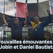 Deux hommes avec les bras dans les airs.