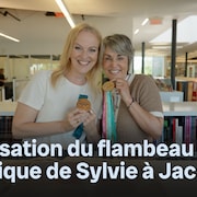 Jacinthe Taillon et Sylvie Bernier posent avec leurs m&eacute;dailles olympiques.