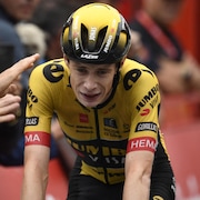 Un cycliste a le regard livide sur son vélo.
