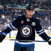 Le joueur Jonathan Toews, des Jets de Winnipeg, patine sur la glace.