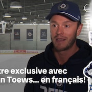 Jonathan Toews r&eacute;pond aux questions de Marc Antoine Godin.