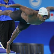 Un nageur plonge dans la piscine