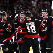 Jake Sanderson, Josh Norris, Tim Stützle et Brady Tkachuk célèbrent un but marqué à Ottawa.