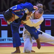 La judoka Jessica Klimkait en action contre Sarah-Léonie Cysique.
