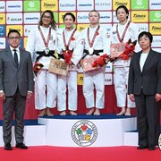 Les judokas sur le podium des moins de 57 kg au Grand Chelem de judo à Tokyo.
