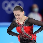 La jeune patineuse est en pleurs après sa performance aux JO de Pékin.