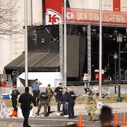 Ils se trouvent devant une sc&egrave;ne de spectacle ext&eacute;rieure vide. Des d&eacute;chets jonchent le sol.