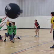 Trois équipes s'affrontent lors d'un match de kinball.