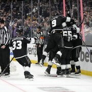 Les joueurs des Kings célèbrent, derrière le but de Stuart Skinner, après le but de Trevor Moore en prolongation, le 21 avril 2023. 