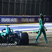 Lance Stroll marche en s'éloignant de sa voiture accidentée.