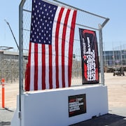 Photo d'un muret de béton avec l'affiche du Grand Prix de Las Vegas et le drapeau des États-Unis.