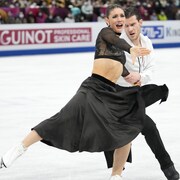 Deux patineurs artistiques s'exercent lors d'une performance.