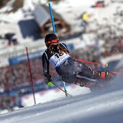 Une skieuse attaque une porte.
