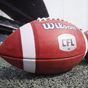 Deux ballons de football sur lesquels est écrit « CFL ».