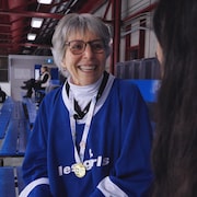 Une femme dans la soixantaine sourit à son intervieweuse