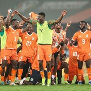 Les joueurs ivoiriens célèbrent leur victoire.