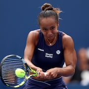 Leylah Annie Fernandez frappe la balle de tennis.