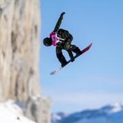 Un saut en planche à neige.