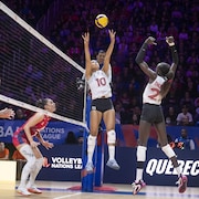 Des joueuses de volleyball sautent devant le filet.