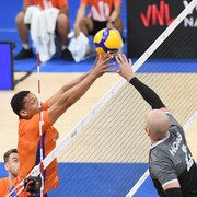 Le volleyeur Canadien Nicholas Hoag en action.