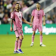 Le joueur de soccer Lionel Messi sourit en se tournant la tête.