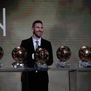 Il sourit devant ses trophées