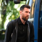Il marche près de l'autocar du PSG.